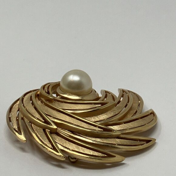 Crown Trifari Brooch Pin Swirl Gold Tone Faux Pearl Vintage Retro Classic MCM - Picture 12 of 15